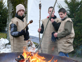 Impressionen vom Schlosshof - Stockbrot (Samstag) (Foto: Rikarde Riedesel)