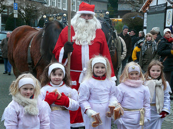 Der Nikolaus mit seinen kleinen Helfern, den Engelchen, auf der WeihnachtsZeitreise (Foto: Rikarde Riedesel)