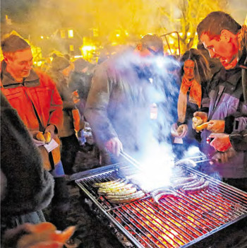 Die Wildbratwurst der Wittgenstein-Berleburg’schen Rentkammer ist der Renner bei der WeihnachtsZeitreise. Am späten Samstagabend ist dann unerwartet Schluss, weil es in der ganzen Stadt keine Brötchen mehr gibt. (WP-Foto: Peter Kehrle)