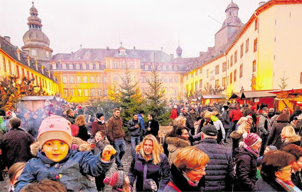 Auch im elften Jahr hat die Bad Berleburger WeihnachtsZeitreise nichts von ihrem Charme und ihrer Anziehungskraft verloren. Das zeigt der ungewöhnlich starke Besucherstrom, der sich bereits am Samstag in den Marktgassen auf dem Goetheplatz, dem Schlosshof und im Schlosspark bewegte. (WP-Foto: Peter Kehrle)