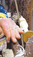 Altes Handwerk – wie hier beim Drechsler – stand hoch im Kurs.  (SZ-Foto: Nicole Klappert)