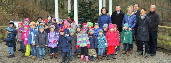 Über 40 Kindergartenkinder aus der AWO-Kita Laubfrosch haben einen Weihnachtsbaum mit selbst gebasteltem Schmuck geschmückt und Weihnachtswunschzettel aufgehängt. Mit dabei war auch Konstantin Johannsmann, der dreijährige Sohn von Nathalie Prinzessin zu Sayn-Wittgenstein-Berleburg und Alexander Johannsmann. (WP-Foto: Lars-Peter Dickel)