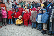 Lieder und Lichtertanz Kindergarten 'Zwergenland' (Foto: Carsten Mosch)