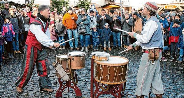 Zahlreiche Gaukler sorgten am Wochenende bei der Bad Berleburger Weihnachtszeitreise auf dem Schlosshof und im Schlossgarten mit ihren Auftritten für Furore – wie diese beiden Trommler und Jongleure. (SZ-Foto: Holger Weber)