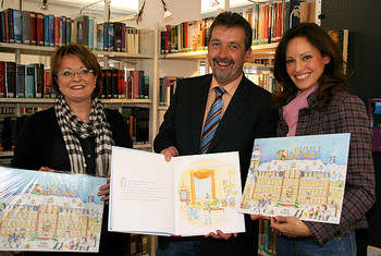 Die Kinderbuch-Autorin Carina Axelsson (rechts) stellte gestern ihren ersten Adventskalender vor, dessen Erlös der Stadtbücherei zugute kommt. Das freute auch Bürgermeister Bernd Fuhrmann und Büchereileiterin Gaby Klotz. (SZ-Foto: Björn Weyand)