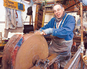 Der Scherenschleifer war nur einer von vielen, der sein traditionelles Handwerk in einer kleinen 'Werkstatt' vorführte und damit auf viel Interesse stieß. (SZ-Foto: Nicole Klappert)