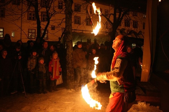 Nach Einbruch der Dunkelheit entfaltete die Bad Berleburger WeihnachtsZeitreise gestern Abend ihren ganz besonderen Reiz – zum Beispiel mit der Feuershow der Gaukler. (SZ-Foto: Björn Weyand)