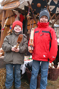 Der erste Schritt zur Ritterausrüstung: Linus und Dagh Zeppenfeld haben sich Holzschwerter auf dem Mittelaltermarkt gekauft. (WP-Foto: Laura Mock)