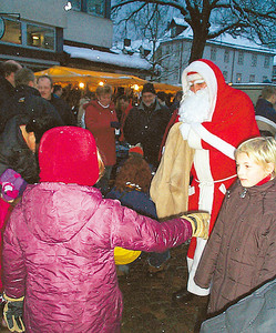 Der Nikolaus kommt auch nach Bad Laasphe und bringt den Kindern eine Überraschung mit. (Foto: SWA-Sonderbeilage 2008)