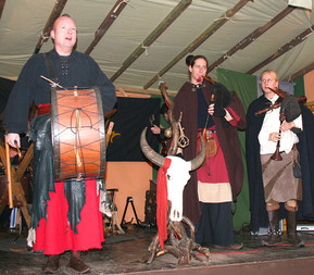 Für ordentlich Stimmung sorgte die Gruppe WirrWahr mit ihren Dudelsäcken. (WP-Foto: Katrin Schmidt)