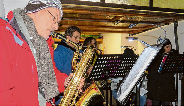 Mit der Andacht vor der Stadtkirche fiel am Freitagabend traditionell der Startschuss für die Bad Berleburger Weihnachts-Zeitreise. Am Wochenende werden Tausende Besucher in der Odebornstadt erwartet. (SZ-Foto: Martin Völkel)