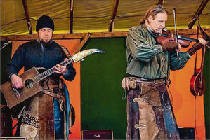 Die Mittelalter-Combo 'Donna und Doria' unterhielt die Besucher der Weihnachtszeitreise bestens. (SWA-Foto: Boris Edelmann)