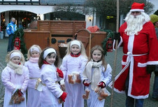 Der Nikolaus mit seinen kleinen Helfern, den Engelchen (Foto: Rikarde Riedesel)