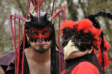 Chapeau Claque Rouge - Stelzentheater: Wesen aus dem Feuerland und Wesen aus der Fabelwelt (Foto: Chapeau Claque Rouge)