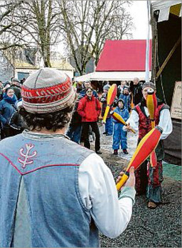 Spektakulär wurde es bei der Jonglage im Schlossgarten. (SZ-Foto: Holger Weber)