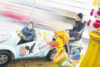 Auch wenn diese beiden anderes vermuten lassen: Die jüngeren Besucher hatten schon gestern ihre Freude im Kinderkarussell. (SZ-Foto: Michael Wetter)