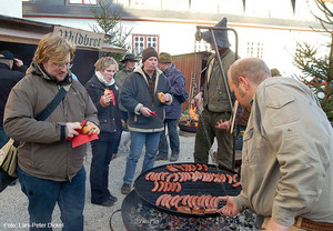 Wildbretverkauf auf dem Schlosshof - Wildschweinwürstchen auf dem Rost (Foto: Lars-Peter Dickel)