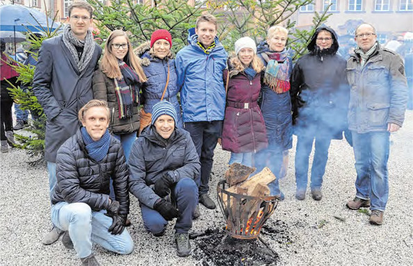 Vom australischen Sommer in den Wittgensteiner 'Winter': Jack und Mal Benfer (vorne, erste Reihe), Till Beiner, Jasmin Benfer, Robyn Benfer, Darcy Benfer, Isabella Benfer, Hiltrud Benfer, Birgit Krüger und Rolf Benfer. (WP-Foto: Britta Prasse)