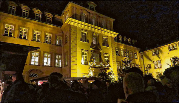 Diese Atmosphäre macht zweifelsohne den Unterschied aus: Vor der Schloss-Kulisse fanden sich am Wochenende tausende Besucher ein, um sich auf Weihnachten einstimmen zu lassen. (SZ-Foto: Martin Völkel)