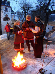 Wladimir Stoljard und seine Frau Jana Lefler wärmen sich zusammen mit dem Schmied am Feuer. (WP-Foto: Lena Siegel)