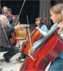 Peter Metzger bereitet die Schülerinnen auf den Auftritt vor. (SZ-Foto: Dr. Volker Gastreich)