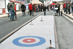 An der Curling-Bahn auf der Bärenbrücke versuchten sich viele Besucher der WeihnachtsZeitreise beim Eisstockschießen - und zwar trotz der niedrigen Temperaturen ganz ohne Eis. (SZ-Foto: Björn Weyand)