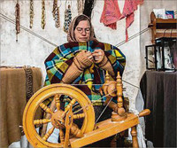 Eine Spinnfrau führte ihre Handwerkskunst ebenso vor wie der Schmied und der Bleigießer. (SWA-Foto: Boris Edelmann)