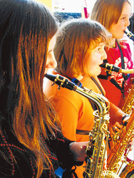 Die Musikschule Wittgenstein gibt morgen um 15 Uhr ein feierliches Konzert im Berleburger Bürgerhaus. (SZ-Foto: Dr. Volker Gastreich)