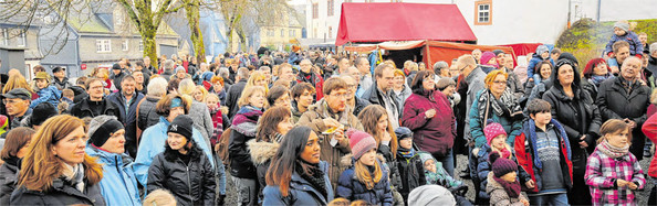 Auch im elften Jahr hat die Bad Berleburger WeihnachtsZeitreise nichts von ihrem Charme und ihrer Anziehungskraft verloren. Das zeigt der ungewöhnlich starke Besucherstrom, der sich bereits am Samstag in die Marktgassen auf dem Goetheplatz, dem Schlosshof und im Schlosspark zwischen den Buden bewegt. Das hervorragende, weil kalte und trockene Wetter am Samstag, zieht die Massen an. Die kommen nicht selten von weit her. Busse aus den Niederlanden und aus dem Ruhrgebiet bringen die Gäste in das Residenzstädtchen. (WP-Foto: Peter Kehrle)