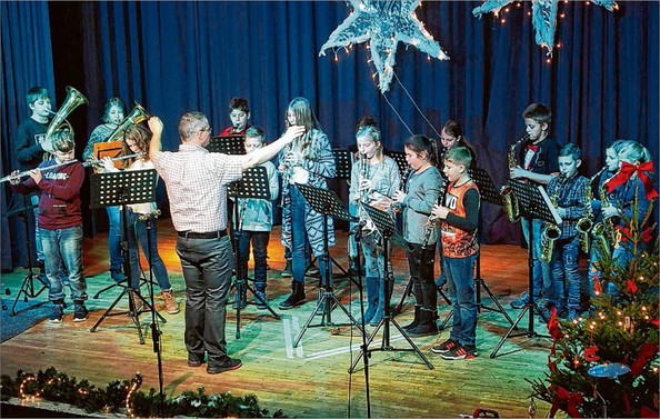 Am Samstag vor dem dritten Advent standen Bläser und Streicher auf der Bühne des Gymnasiums und zeigten ihr Können beim Konzert der Musikschule Wittgenstein. (SZ-Foto: Guido Schneider)