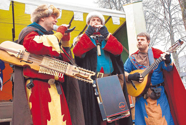 Was wäre ein mittelalterlicher Markt ohne Musik und 'Narretey'? Nachdem sie dem Publikum das richtige Applaudieren beigebracht hatten, inklusive 'Ooooh' und 'Aaaaahhh', gingen diese drei Musikanten in die Vollen. (SZ-Foto: Nicole Klappert)