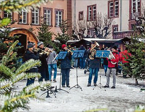 Verschiedene Bläsergruppen sorgten in regelmäßigen Abständen für weihnachtliche Klänge auf dem Schlosshof. (SWA-Foto: Boris Edelmann)