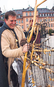 Gestatten: 'Der mit dem Stöckle', alias Wolfgang Winkelmann. (SZ-Foto: Nicole Klappert)