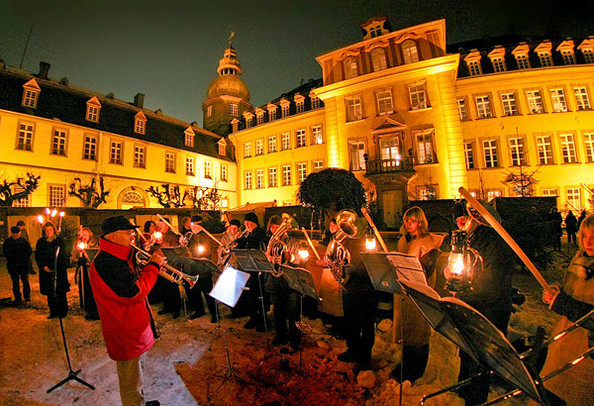 Die Berleburger WeihnachtsZeitreise bot ein Angebot für jeden Geschmack. Stimmungsvoller Mittelpunkt war natürlich auch in diesem Jahr wieder das Schloss. (WP-Foto: Peter Kehrle)