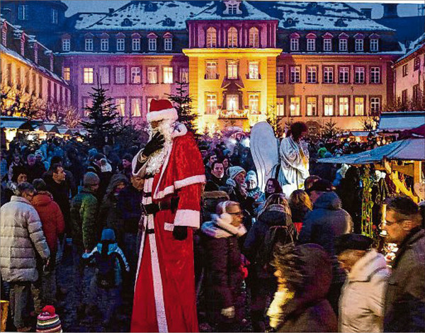 Markt vor malerischer Kulisse. (SWA-Foto: Boris Edelmann)