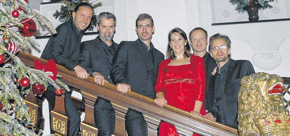 Sechs, die große Freude mit Stimmgewalt und Genialität verkünden: Reiner Schneider-Waterberg, Klaus Wenk, Manuel Warwitz, Claudia Reinhard, Markus Zapp und Marcus Schmidl als Ensemble 'Singer Pur' im Berleburger Schloss. (WP-Foto: Christiane Sandkuhl)