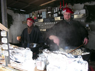 WeihnachtsZeitreise 2010 war erneut ein voller Erfolg: Frische Pilze mit Knoblauchsoße am Stand von Uli Pohl. (WP-Foto: Lena Siegel)