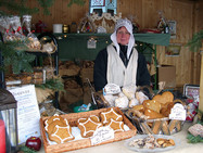 WeihnachtsZeitreise 2010 war erneut ein voller Erfolg: Der Duft von frischem Lebkuchen steigt am Stand von Rita Klinker in die Nase. (WP-Foto: Lena Siegel)