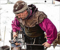 Eine Spinnfrau führte ihre Handwerkskunst ebenso vor wie der Schmied und der Bleigießer. (SWA-Foto: Boris Edelmann)