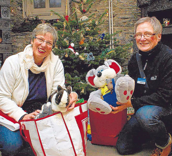 Ingrid Weyler (r.) und Veronika Homrighausen freuen sich riesig über die gelungene Aktion von SZ und SWA. (SZ-Foto: Nicole Klappert)