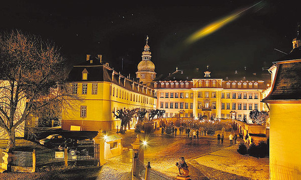 Die Zeitreise lebt vom Schloss derer zu Sayn-Wittgenstein-Berleburg und dem faszinierenden Ambiente. Das Berleburger Schloss ist abends märchenhaft beleuchtet und erstrahlt in besonderem Lichterglanz. (Foto: Peter Kehrle)