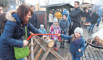 Früh übt sich, wer mal ein 'Säge-Profi' werden will. (WIPO-Foto: M. Fettig)