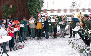 Der Posaunenchor Wunderthausen sorgt für weihnachtliche Klänge (Foto: Dorfgemeinschaft Diedenshausen)