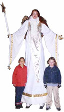 Die Weihnachtsgiganten - Engel & Weihnachtsmann - von Corpus-Titanium begrüßen Sie bei 2,70 m Scheitelhöhe. (Foto: Corpus-Titanium)