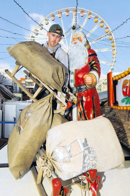 Aufbau des Hagener Weihnachtsmarktes 2010: Costi (26) aus Hagen bringt die Dekoration bei der Westfalenhütte an. (WP-Foto: Thomas Nitsche)