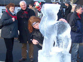 Aus einem Klareisblock zauberte Eisbildhauerin Karina Cooper mit Kettensäge und Spezialwerkzeug bei herrlichem Sonnenschein unter großem Besucherinteresse wunderschöne Skulpturen. (WP-Foto: U. Schlapbach)