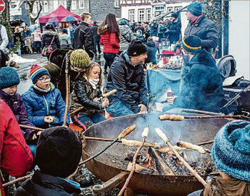 Immer wieder ein Spaß für die jüngere Generation ist das Backen von Stockbrot. (SWA-Foto: Boris Edelmann)