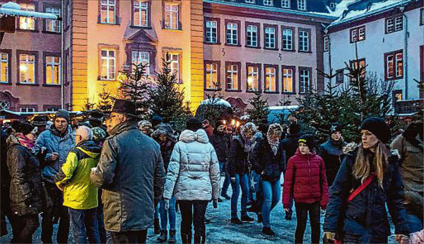 Nach Einbruch der Dunkelheit entfaltet die Weihnachtszeitreise ihren vollen Zauber. Dann kommt die wundervolle Kulisse mit dem beleuchteten Schloss vollends zur Geltung. (SWA-Foto: Boris Edelmann)