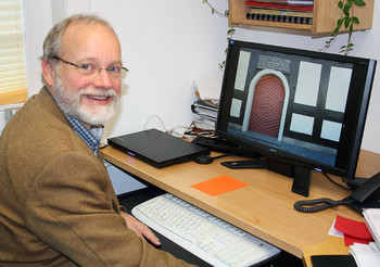 Aus dem riesigen Fundus der Fotofreunde Feudingen hat Superintendent Stefan Berk am Computer eine Auswahl an Türen aus Wittgenstein herausgesucht, deren Bilder auf dem Kirchenkreis-Kalender für das kommende Jahr sein könnten. (Foto: Jens Gesper)