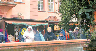 Rund um den Brunnen auf dem Schlosshof herrschte am Samstag und gestern reges Markttreiben. (SZ-Fotos: Holger Weber / Dr. Volker Gastreich)